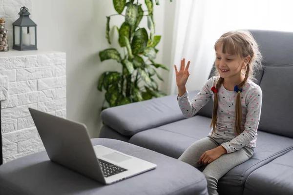 Een Meisje Video Conferencing Met Gelukkig Vrouwelijk Leraar Laptop — Stockfoto