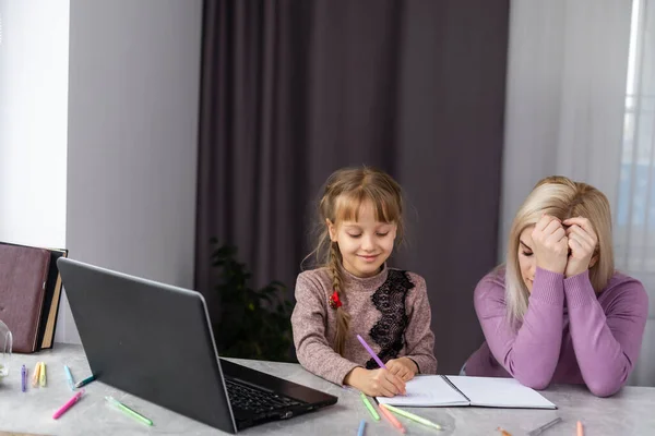 Vrouw Helpen Jong Meisje Met Laptop Doen Huiswerk Eetkamer — Stockfoto