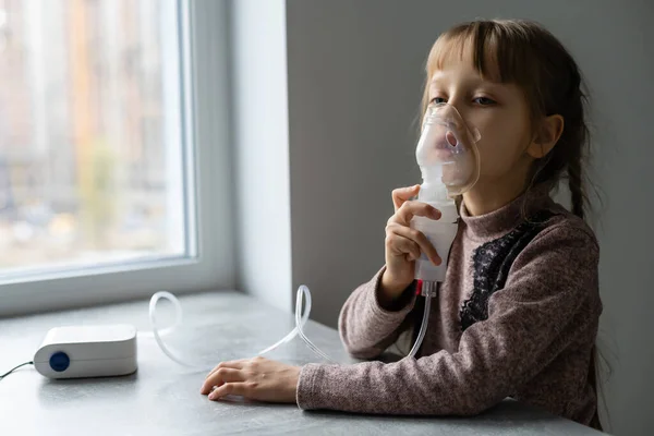Niña Haciendo Inhalación Con Nebulizador Casa Inhalador Asma Infantil Inhalación — Foto de Stock