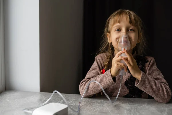 Niña Haciendo Inhalación Con Nebulizador Casa Inhalador Asma Infantil Inhalación — Foto de Stock