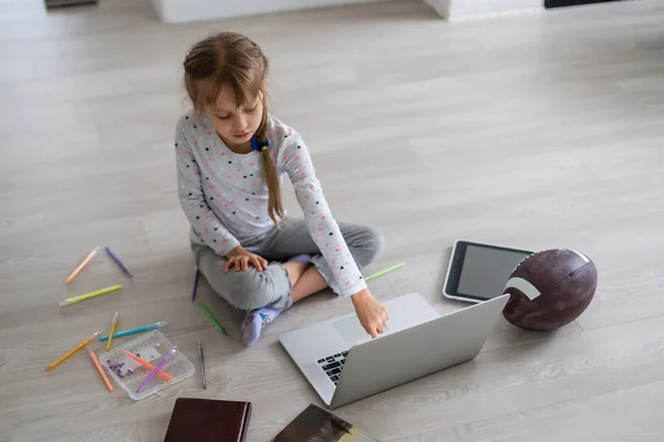 Evde Bilgisayarını Kullanarak Internetten Ders Çalışan Küçük Bir Kız — Stok fotoğraf