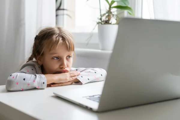 Evde Dizüstü Bilgisayarı Olan Sıkıcı Küçük Bir Kız Bilgisayarda Ödev — Stok fotoğraf