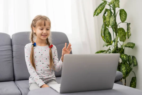 Een Meisje Video Conferencing Met Gelukkig Vrouwelijk Leraar Laptop — Stockfoto