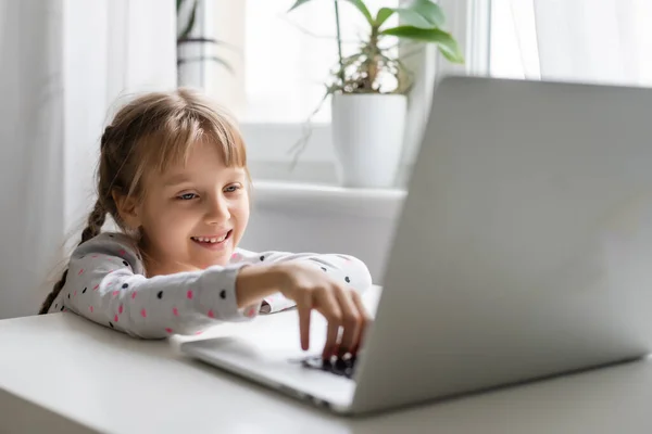 Meisje Handen Met Laptop Online Winkelen Kindertijd — Stockfoto