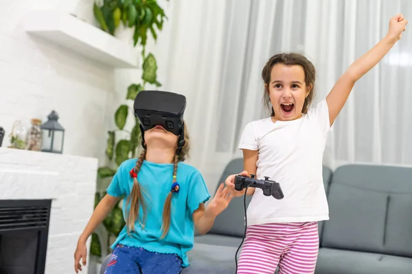 Due Bambine Che Usano Occhiali Con Cuffie Realtà Virtuale Concetto — Foto Stock