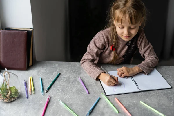 Ödevini Yapan Sevimli Küçük Bir Kız Yakın Plan Evin Arka — Stok fotoğraf