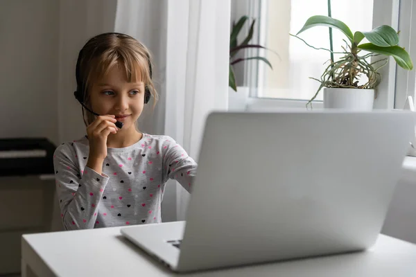 Klein Meisje Met Behulp Van Video Chat Laptop Thuis Ruimte — Stockfoto