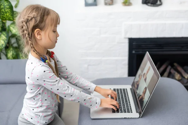 Uma Menina Vídeo Conferência Com Feliz Professora Laptop — Fotografia de Stock