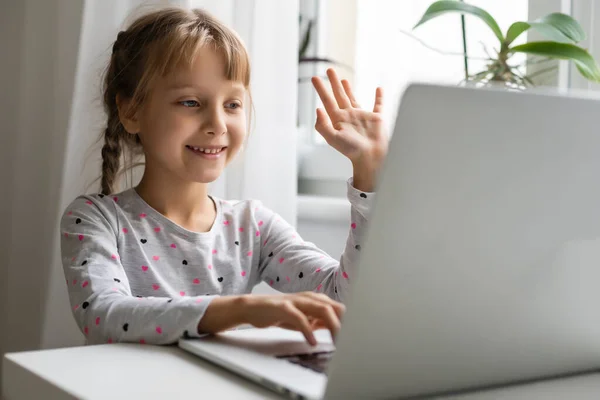 一个带着快乐女教师坐在笔记本电脑上的女孩视频会议 — 图库照片