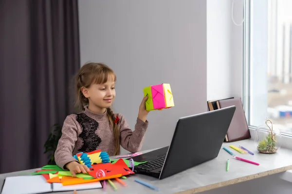 Portrait Petite Fille Coupant Papier Faire Des Activités Artisanales Rester — Photo