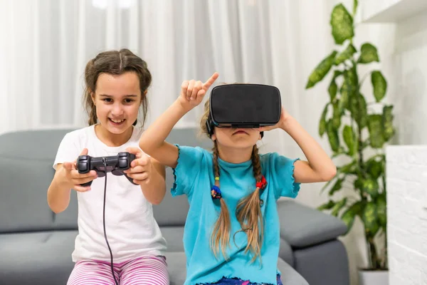 Due Bambine Che Usano Occhiali Con Cuffie Realtà Virtuale Concetto — Foto Stock