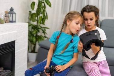 Sanal gerçeklik gözlüklü genç kızlar. VR kulaklık.