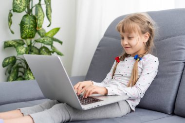 Küçük kız Hands dizüstü bilgisayar kullanıyor. Çocuklukta online alışveriş.