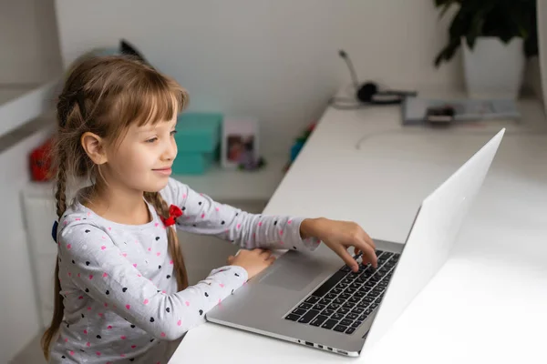 Little Girl Studying Online Using Her Laptop Home — Stock Photo, Image