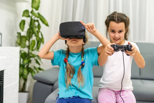 Due Bambine Che Giocano Videogiochi Occhiali Realtà Virtuale — Foto Stock