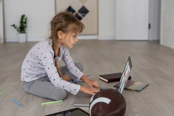 Pequena Menina Mãos Usando Laptop Compras Online Infância — Fotografia de Stock