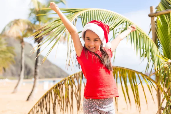 Маленька Дівчинка Капелюсі Санта Стоїть Поруч Пальмою Пляжі — стокове фото