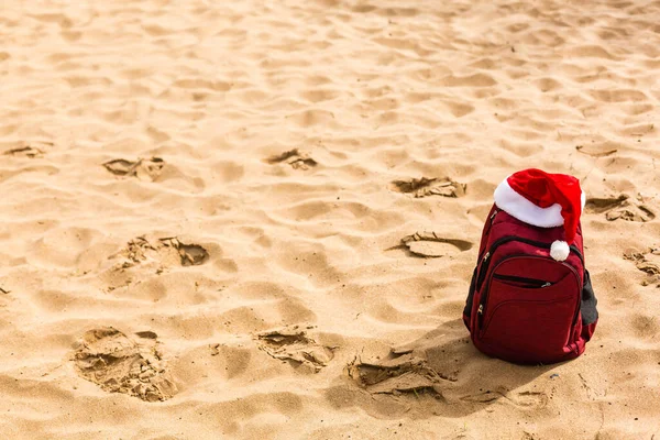 Chapéu Papai Noel Uma Mochila Vermelha Turística Contra Mar Azul — Fotografia de Stock