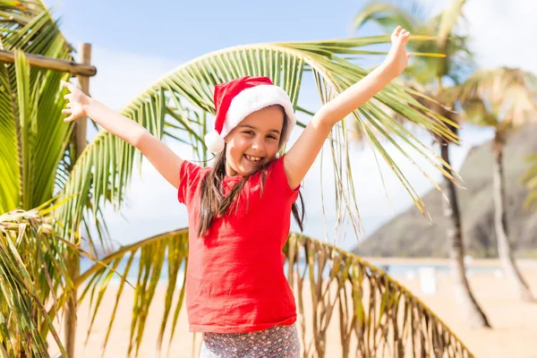 Маленькі Чарівні Дівчата Капелюхах Під Час Пляжу Різдвяні Канікули — стокове фото
