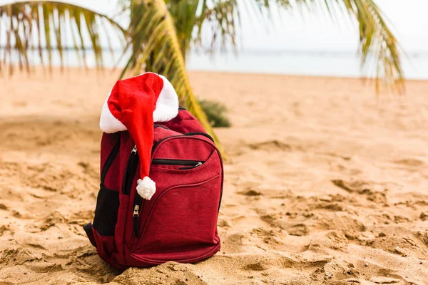 Chapéu Papai Noel Mochila Praia Areia Celebração Natal Ano Novo — Fotografia de Stock