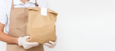 Paket yemek için çeşitli kağıt kaplar. Teslimatçı taşıyor. Yüksek kalite fotoğraf