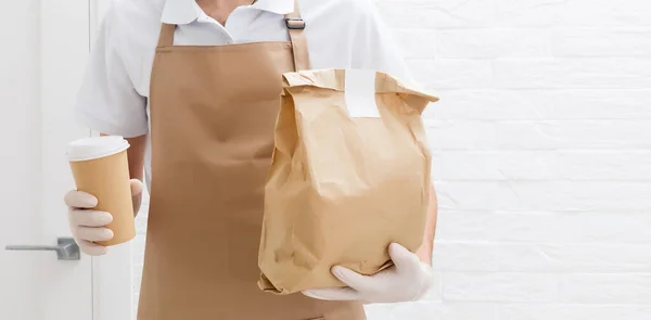 Diverso Recipientes Papel Para Comida Take Away Entregador Está Carregar — Fotografia de Stock