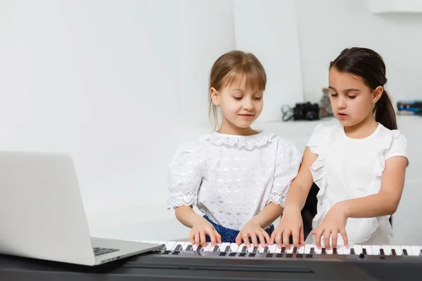 Lezione Pianoforte Casa Due Ragazze Esercitano Spartito Uno Strumento Musicale — Foto Stock