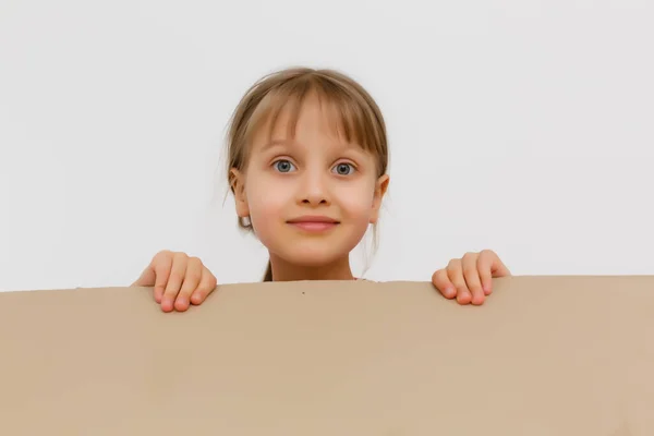 Schattig Klein Meisje Staan Grote Kartonnen Doos Willen Verstoppertje Spelen — Stockfoto