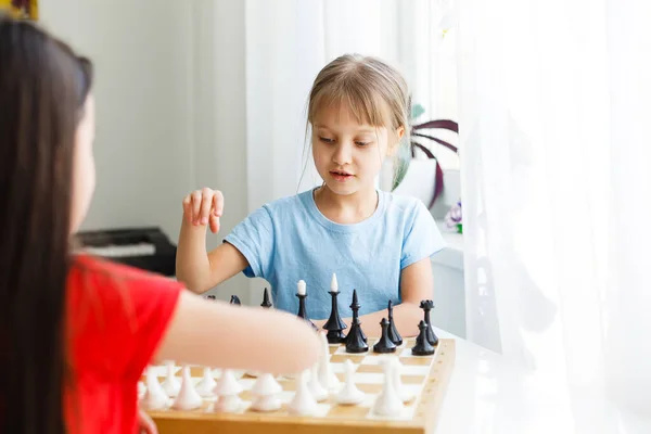 Dos Hermanitas Jugando Ajedrez Casa — Foto de Stock