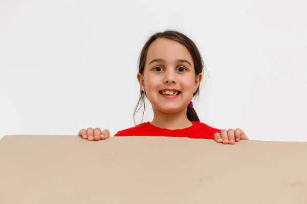 Schattig Klein Meisje Staan Grote Kartonnen Doos Willen Verstoppertje Spelen — Stockfoto