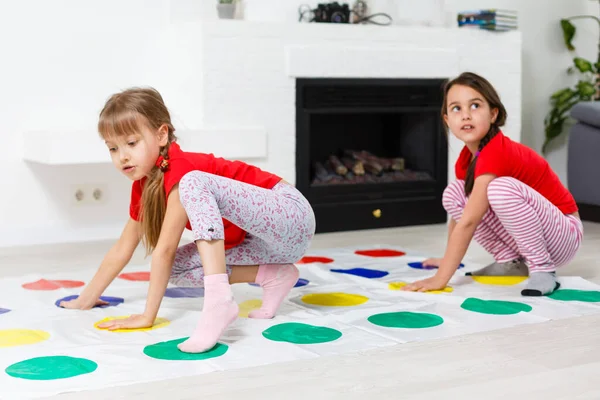 Twee Gelukkige Meisjes Kinderkleding Spelen Enthousiast Vloer — Stockfoto