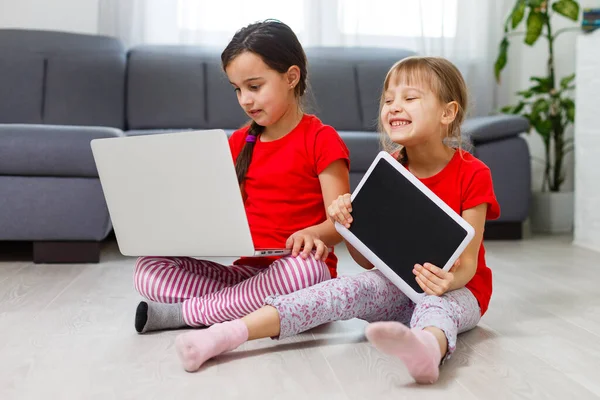 Dwie Dziewczynki Bawią Się Laptopem Pokoju Zabaw Domu — Zdjęcie stockowe