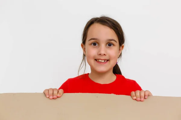 Een Vrolijk Kind Zit Een Brievenbus Het Hoofd Van Een — Stockfoto