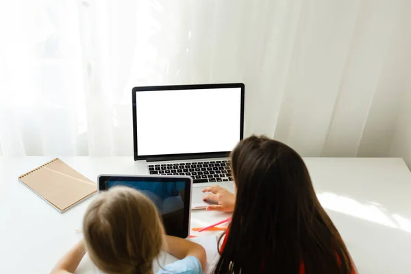 Mooie Stijlvolle Schoolmeisjes Die Tijdens Haar Online Les Thuis Studeren — Stockfoto