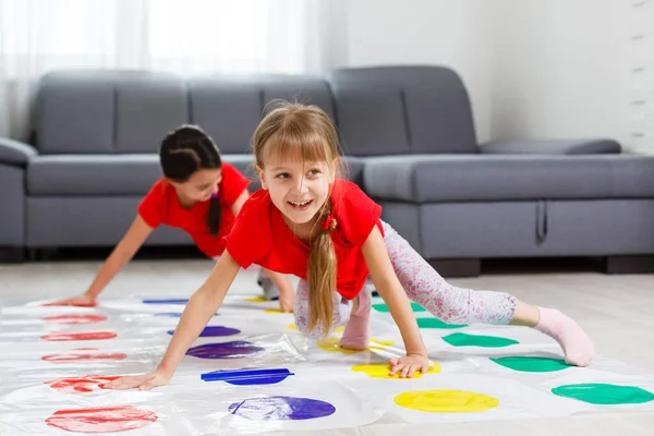 Dos Niñas Divirtiéndose Jugando Piso Casa Amistad Hermanos — Foto de Stock