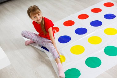 İki küçük kız evde yerde oyun oynuyorlardı. Kardeşler Dostluğu