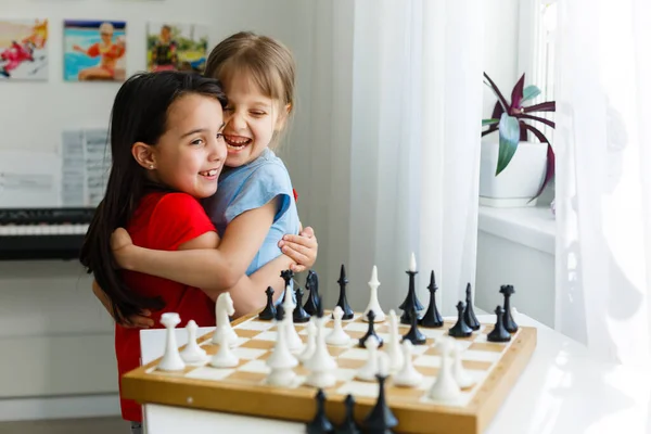 Duas Crianças Bonitas Jogando Xadrez Casa — Fotografia de Stock