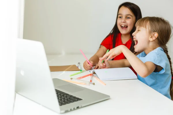Király Online Suli Gyerekek Otthon Tanulnak Laptoppal Vidám Fiatal Lányok — Stock Fotó