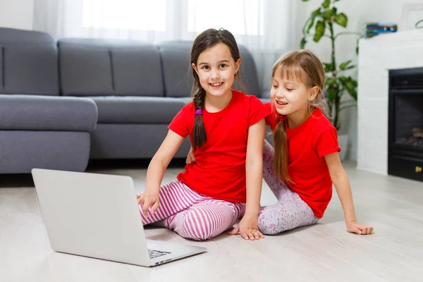 Deux Petites Filles Assises Devant Ordinateur Portable Riant Gros Plan — Photo