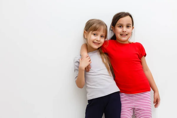 Lindas Niñas Caucásicas Poco Están Manteniendo Las Manos Arriba Mirando — Foto de Stock