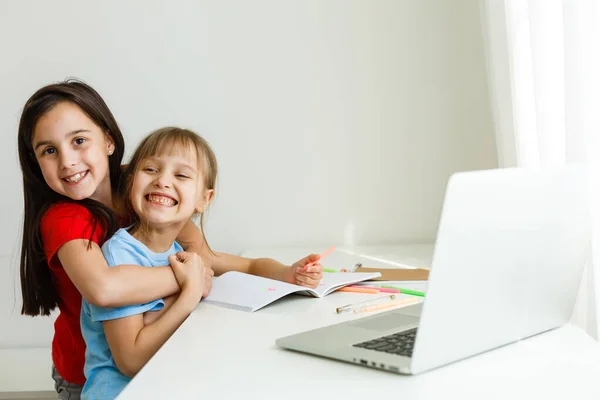 Due Sorelline Carine Studiano Insieme Casa Educazione Bambini — Foto Stock