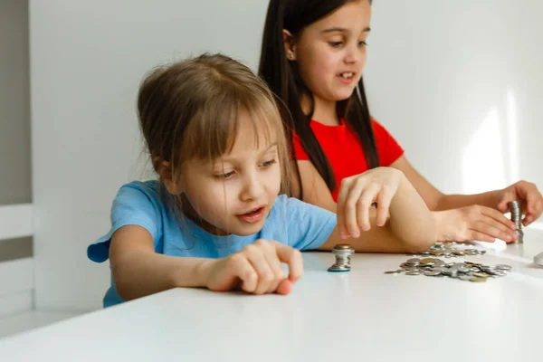 Retrato Niñas Sentadas Mesa Calculando Dinero — Foto de Stock