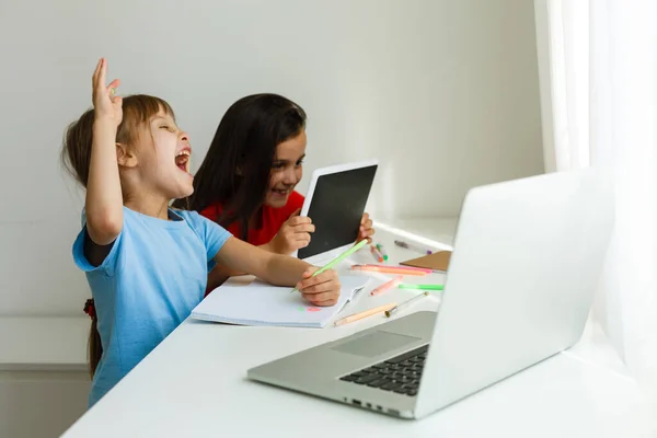 Király Online Suli Gyerekek Otthon Tanulnak Laptoppal Vidám Fiatal Lányok — Stock Fotó