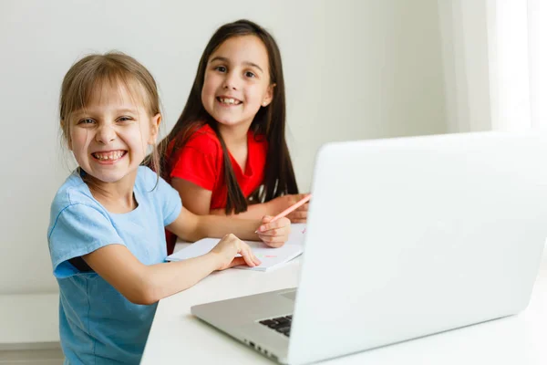 Fajna Szkoła Online Dzieci Uczą Się Online Domu Pomocą Laptopa — Zdjęcie stockowe