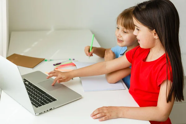 Twee Schattige Zusjes Studeren Samen Thuis Onderwijs Voor Kinderen — Stockfoto