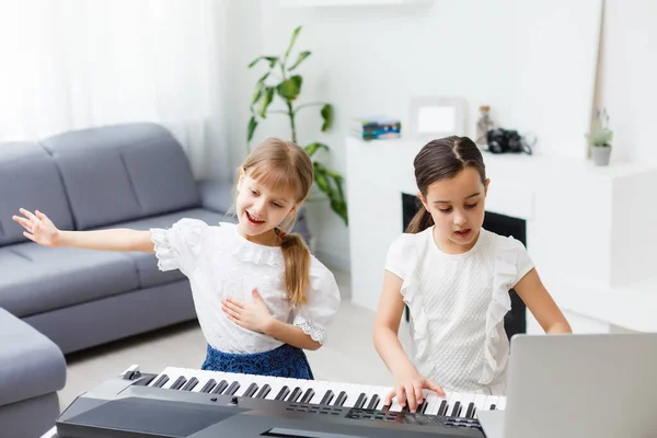 Урок Домашнього Фортепіано Дві Дівчини Практикують Ноти Одному Музичному Інструменті — стокове фото