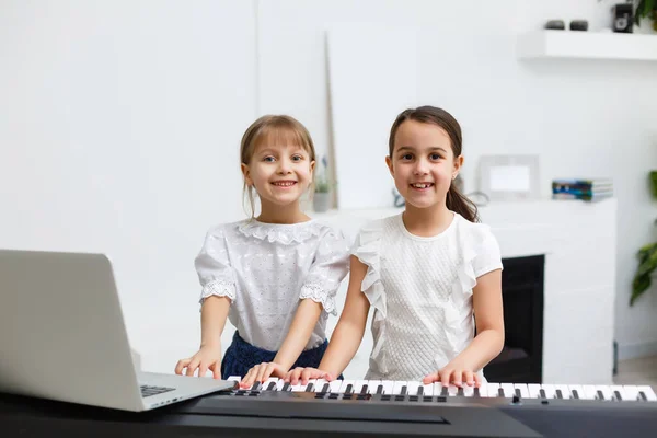 Cours Piano Domicile Deux Filles Pratiquent Partition Sur Instrument Musique — Photo