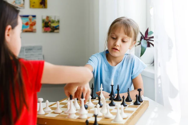 Dos Hermanitas Jugando Ajedrez Casa — Foto de Stock