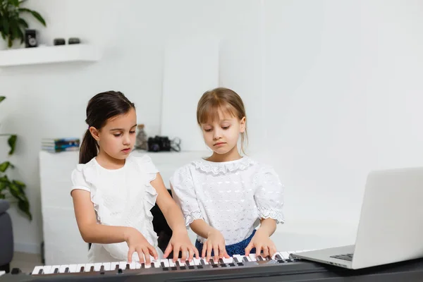 Lezione Musica Ragazza Pianoforte Idea Attività Bambino Casa Durante Quarantena — Foto Stock