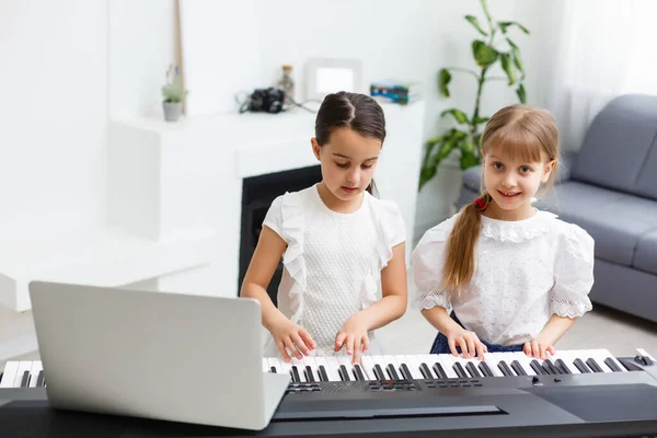 Accueil Leçon Musique Pour Fille Piano Idée Activités Pour Enfant — Photo
